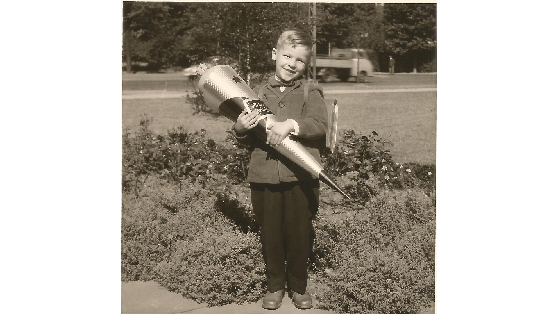 Da freut sich aber einer: Sichtlich zufrieden genießt Gerd Maußner 1959 seinen großen Tag. Die nächsten Jahre verbringt der Nürnberger an der Volksschule an der Gibitzenhofstraße 151.