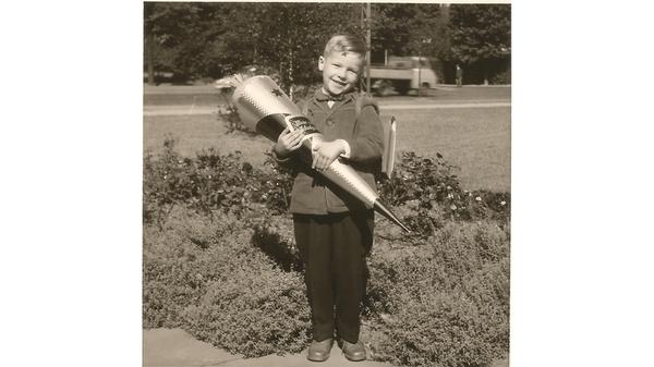 Da freut sich aber einer: Sichtlich zufrieden genießt Gerd Maußner 1959 seinen großen Tag. Die nächsten Jahre verbringt der Nürnberger an der Volksschule an der Gibitzenhofstraße 151.