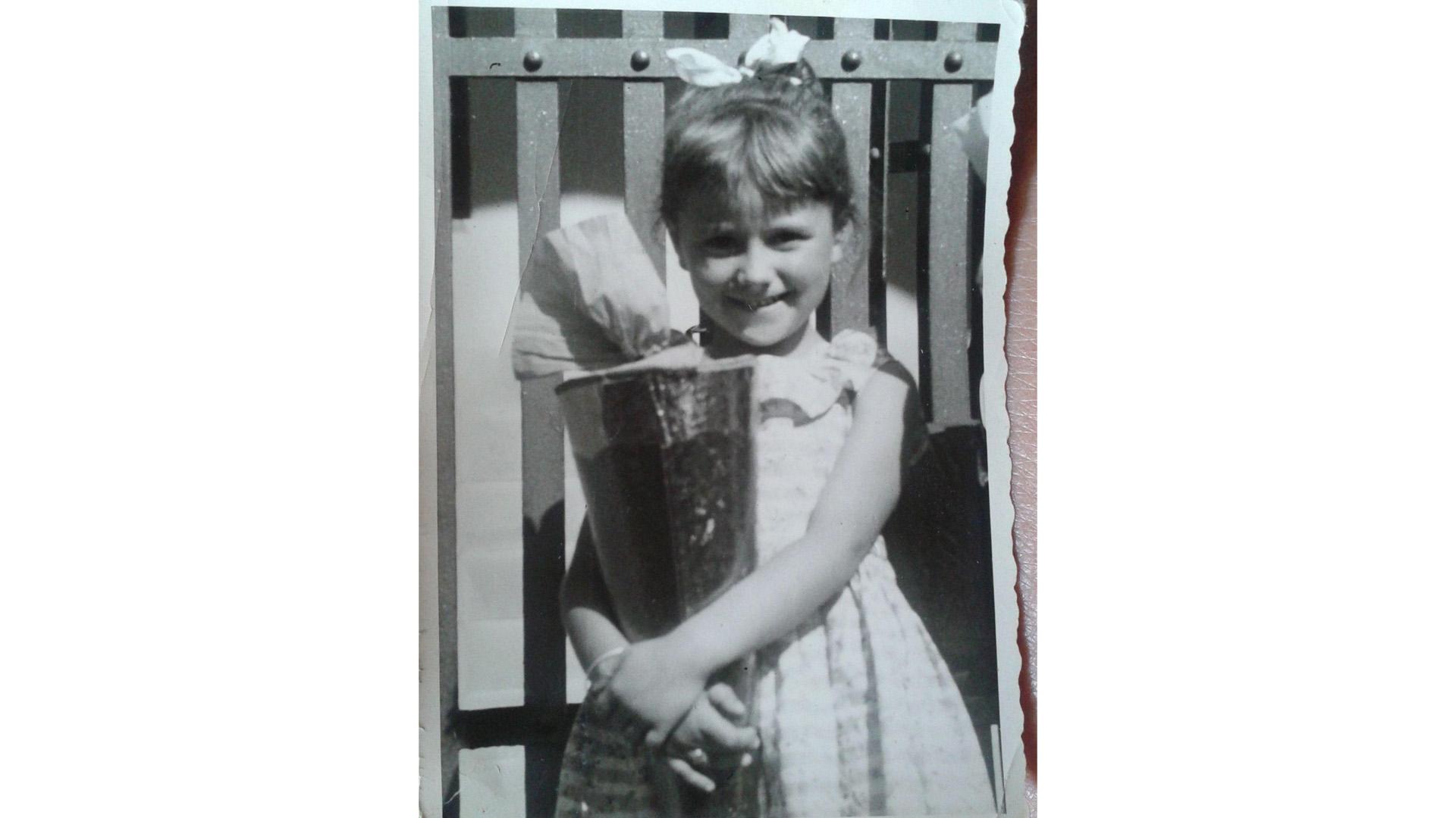 Waltraud Linn genoss ihren ersten Schultag im September 1958 vor dem Tor der Thusneldaschule in Nürnberg.