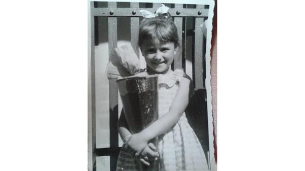 Waltraud Linn genoss ihren ersten Schultag im September 1958 vor dem Tor der Thusneldaschule in Nürnberg.