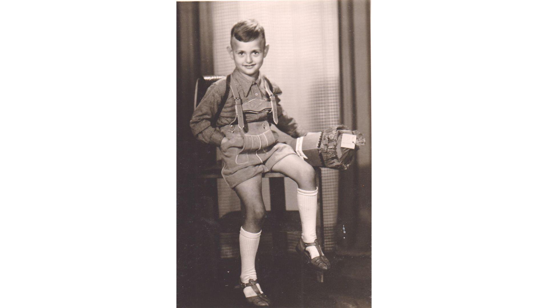 Ob seine sächsischen Mitschüler gestaunt haben? "Mit Unterstützung des Patenonkels aus dem 'Westen' für Lederranzen, Lederhose, Ledersandalen und Köstlichkeiten der Zuckertüte" erlebte Hansjürgen Walter seinen Schuleintritt am 4. September 1951 in Löbau.