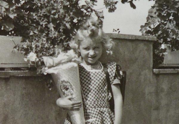 Angelika Fritsch aus Altdorf ließ sich im September 1952 in der Haydn-Straße 15 in Nürnberg ablichten.