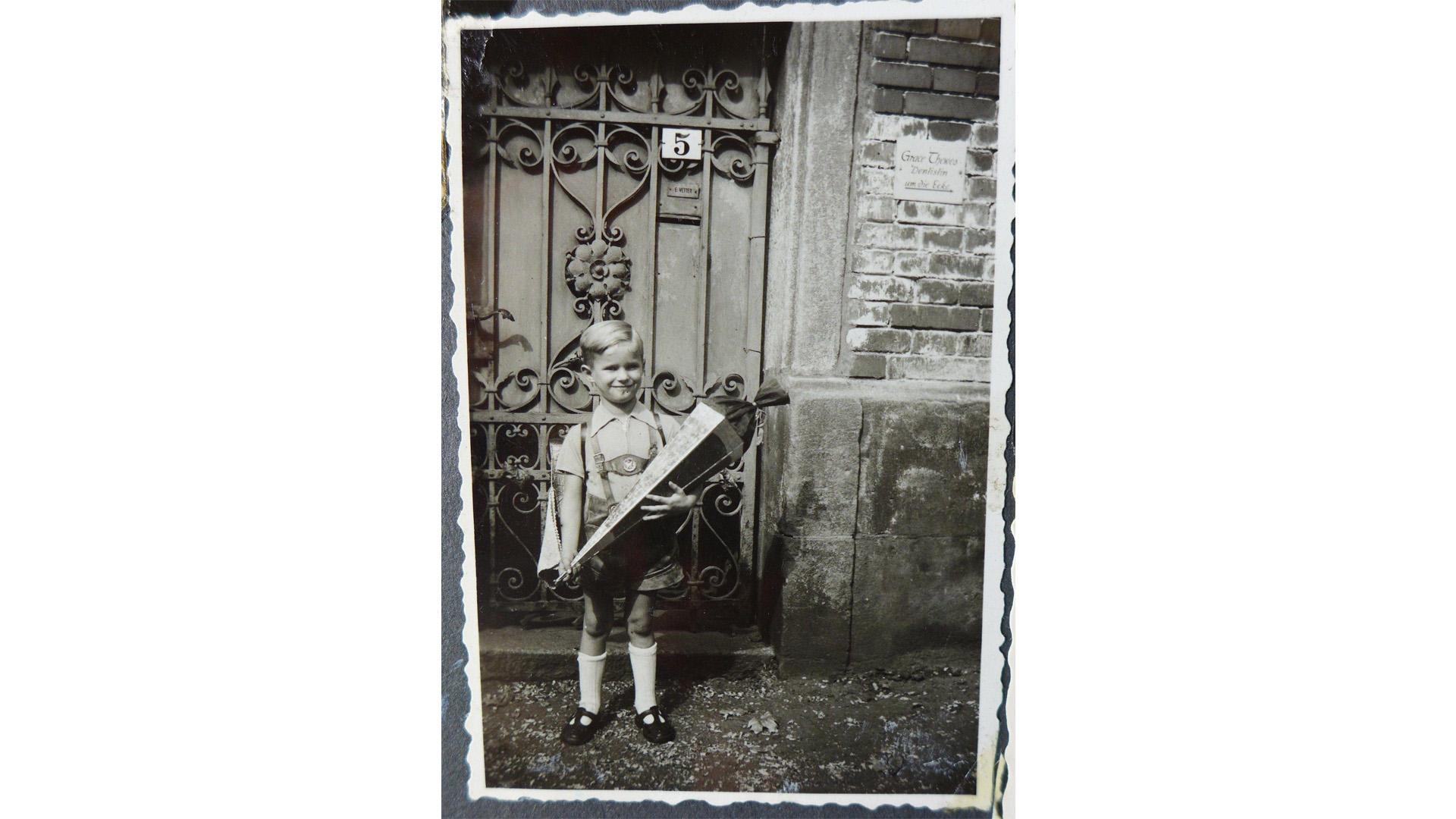 Äußert fesch präsentierte sich auch der Altdorfer Dieter Fritsch als schulreifer Junge im September 1951 in der Fichtenstraße 5 in Fürth.