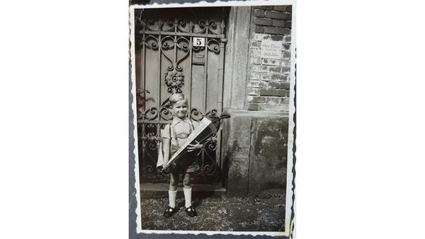 Äußert fesch präsentierte sich auch der Altdorfer Dieter Fritsch als schulreifer Junge im September 1951 in der Fichtenstraße 5 in Fürth.