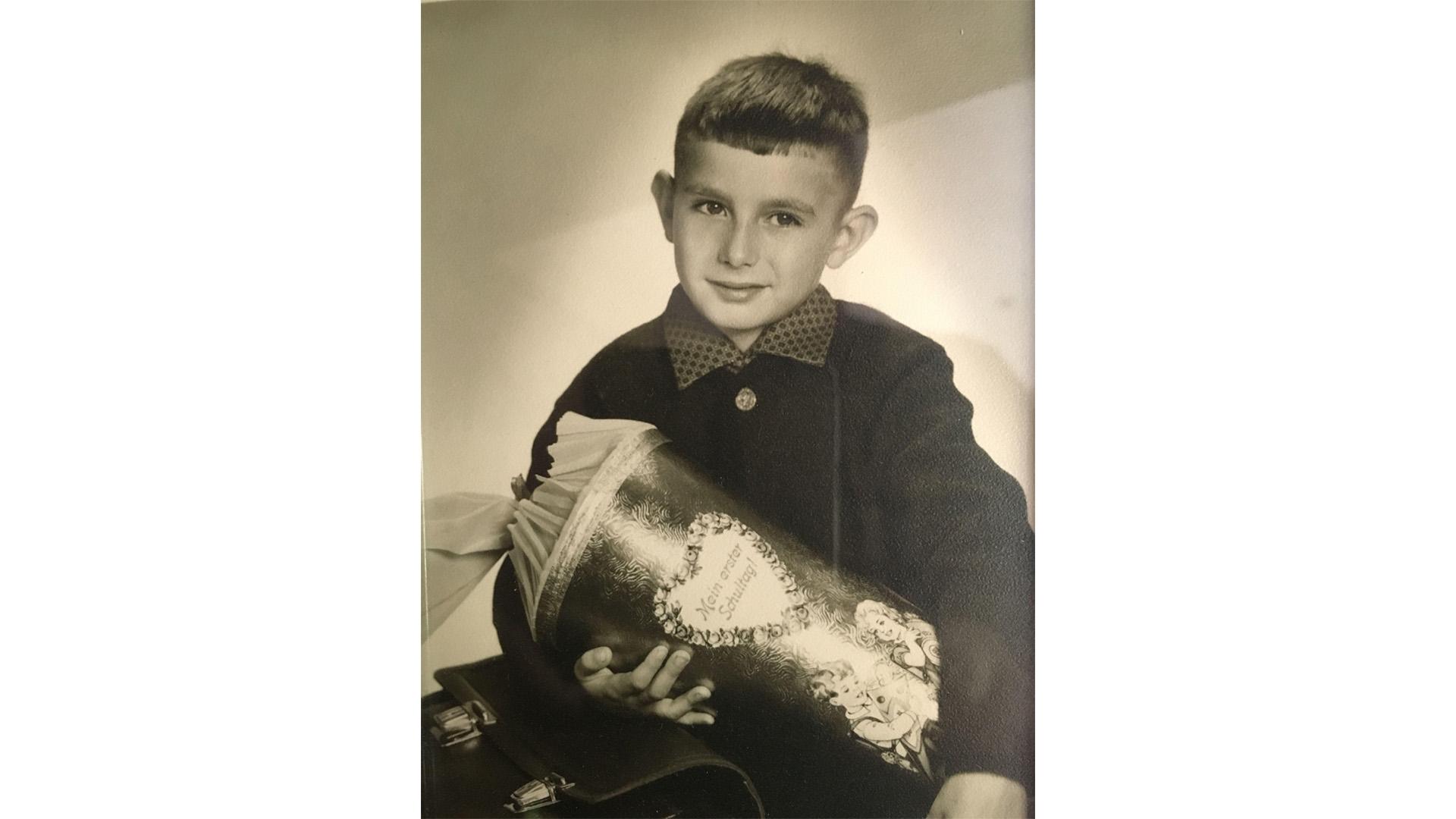 Mit einer großen Schultüte beginn die Schulzeit von Dieter Sollfrank.