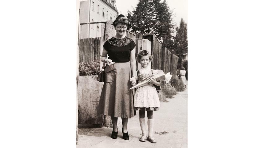 An der Hand ihrer Mutter ging Eva Linn im September 1953 erstmals in die Holzgartenschule in Nürnberg. "Büchertasche aus Leder, Schiefertafel, Schwämmchen und Tafellappen (von Mama selbst gestrickt). Gekleidet in Dirndl, von Oma gestrickte Strümpfe und Mama nach neuester Mode. Die Schultüte noch in einer Größe, dass ich sie selbst tragen konnte", erinnert sich Eva Linn, die heute im Hirschbachtal in der Oberpfalz wohnt. "Die Erinnerung ist noch immer sehr präsent und ich denke gerne an diesen bedeutenden Tag zurück."