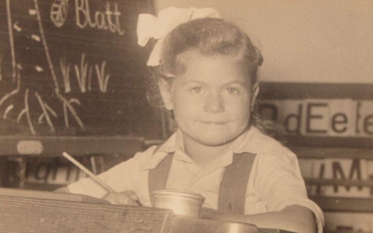 Ganz routiniert sitzt Sabine Langenfaß an ihrem ersten Schultag im September 1953 an ihrem neuen Stammplatz in der Volksschule Bad Kohlgrub(damals noch Kohlgrub).