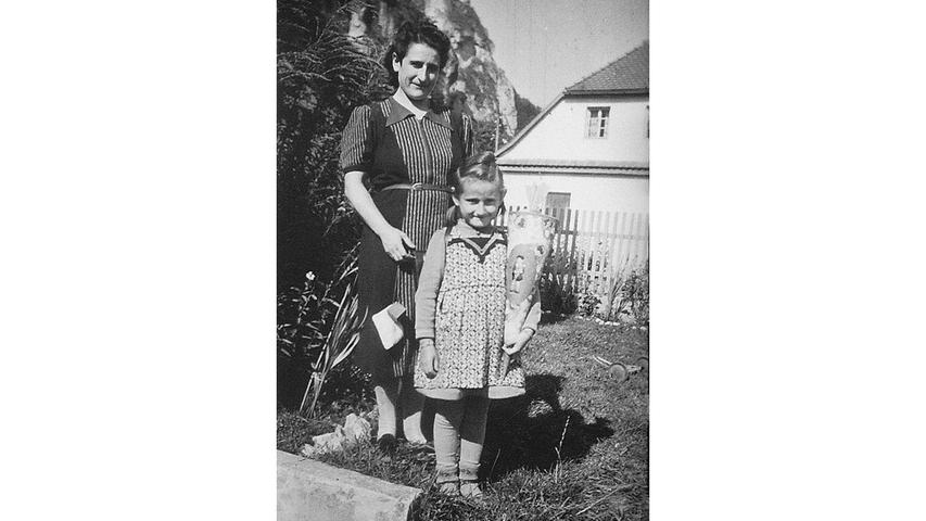 Amalie Klinger erlebte ihren großen Tag ohne den Vater: "Ich kam in die Schule 1941, mein Bruder 1943. Wir wohnten auf dem Land - unser Vater war natürlich im Feld. Zum Glück gab es eine Tante, die die Ereignisse festhielt, damit auch Papa in Frankreich informiert werden konnte!"