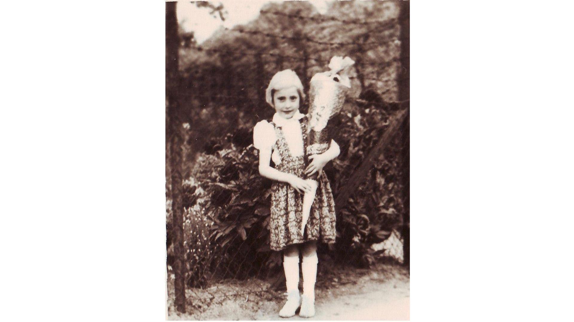 Die Erinnerungen an ihre Einschulung 1957 sind durchweg positiv. "Ich bin gern zur Schule gegangen", sagt Evelyne Sauerbeck. "In meiner Schultüte waren ein Paar Kniestrümpfe, Buntstifte und einige Süßigkeiten. Und ich konnte meine Schultüte selber tragen, sie war nicht zu schwer." Als Evelyne Sauerbeck später als Erzieherin (Leitung) im Kindergarten gearbeitet hat, "habe ich den zukünftigen Schulkindern das Buch vom Zuckertütenbaum vorgelesen. Wir Erzieher haben den Kindern die Schultüten gebastelt und bei einer kleinen Abschlussfeier an den 'Zuckertütenbaum' gehängt."