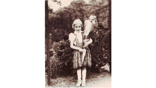 Die Erinnerungen an ihre Einschulung 1957 sind durchweg positiv. "Ich bin gern zur Schule gegangen", sagt Evelyne Sauerbeck. "In meiner Schultüte waren ein Paar Kniestrümpfe, Buntstifte und einige Süßigkeiten. Und ich konnte meine Schultüte selber tragen, sie war nicht zu schwer." Als Evelyne Sauerbeck später als Erzieherin (Leitung) im Kindergarten gearbeitet hat, "habe ich den zukünftigen Schulkindern das Buch vom Zuckertütenbaum vorgelesen. Wir Erzieher haben den Kindern die Schultüten gebastelt und bei einer kleinen Abschlussfeier an den 'Zuckertütenbaum' gehängt."