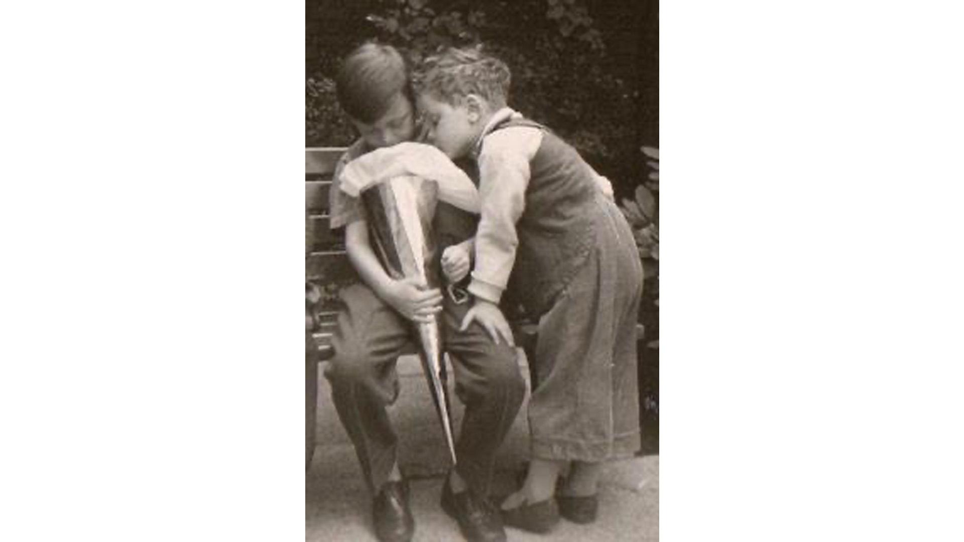 Was mag da wohl drin sein? Lieber mal nachschauen, dachte sich Matthias Weiß aus Neuendettelsau, als er im September 1957 in Nürnberg einen tiefen Blick in seine Schultüte warf.