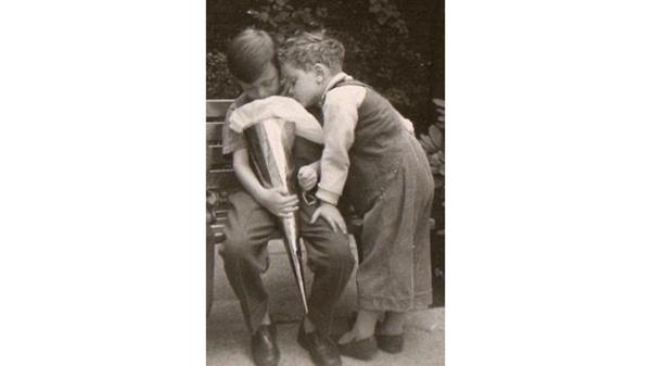 Was mag da wohl drin sein? Lieber mal nachschauen, dachte sich Matthias Weiß aus Neuendettelsau, als er im September 1957 in Nürnberg einen tiefen Blick in seine Schultüte warf.