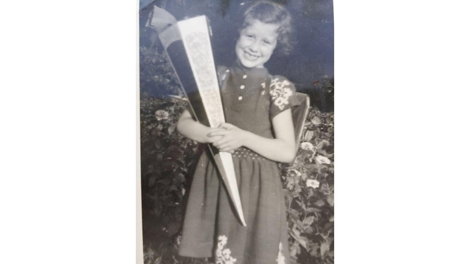 Ein Grund zum Strahlen: Ursula Richter kommt 1954 in die Schule.