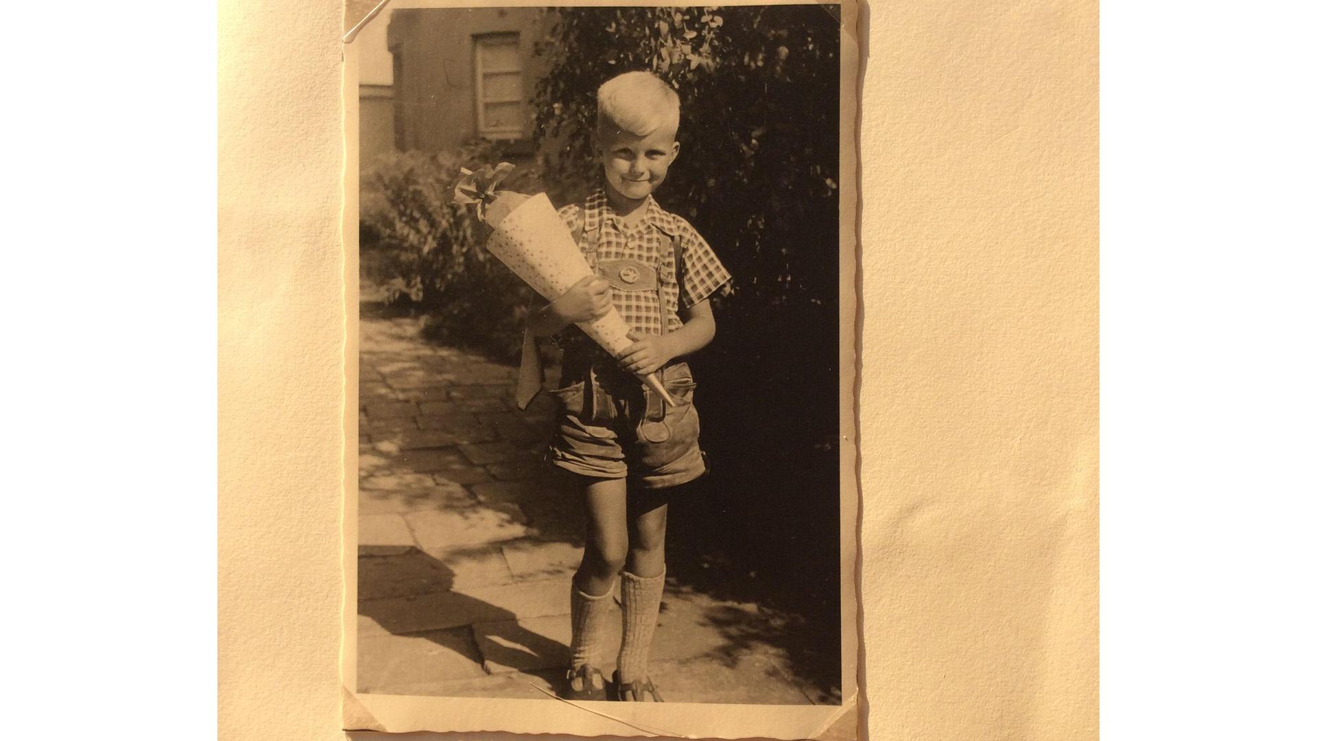 "Als ich in die Schule kam, hatten meine Kameraden schon 'ne Woche 'abgesessen'. Ich war damals zur Kinderlandverschickung in Bad Tölz und kam mit einer Woche Verspätung", denkt der Zirndorfer Gerd Barnickel zurück. "Warum ich noch lache, weiß ich nicht, denn zu dem Zeitpunkt wollte ich nicht mehr in die Schule. Als ein Spielkamerad ein Jahr früher eingeschult wurde, hätte ich gern mit ihm die Schul- bank gedrückt."