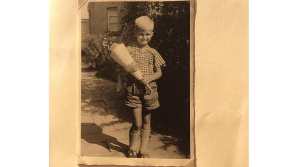 "Als ich in die Schule kam, hatten meine Kameraden schon 'ne Woche 'abgesessen'. Ich war damals zur Kinderlandverschickung in Bad Tölz und kam mit einer Woche Verspätung", denkt der Zirndorfer Gerd Barnickel zurück. "Warum ich noch lache, weiß ich nicht, denn zu dem Zeitpunkt wollte ich nicht mehr in die Schule. Als ein Spielkamerad ein Jahr früher eingeschult wurde, hätte ich gern mit ihm die Schul- bank gedrückt."