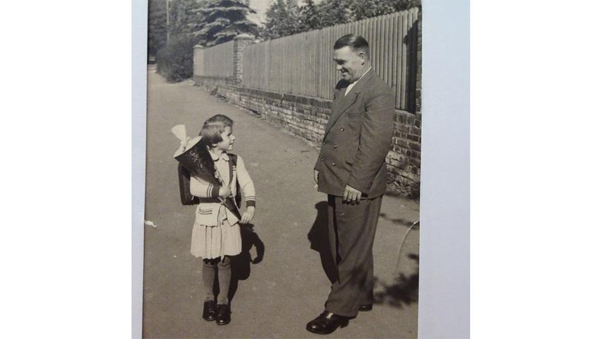 Papas ganzer Stolz: Brigitte Bochum bei ihrer Einschulung 1954 in die Grundschule in Schnaittach.