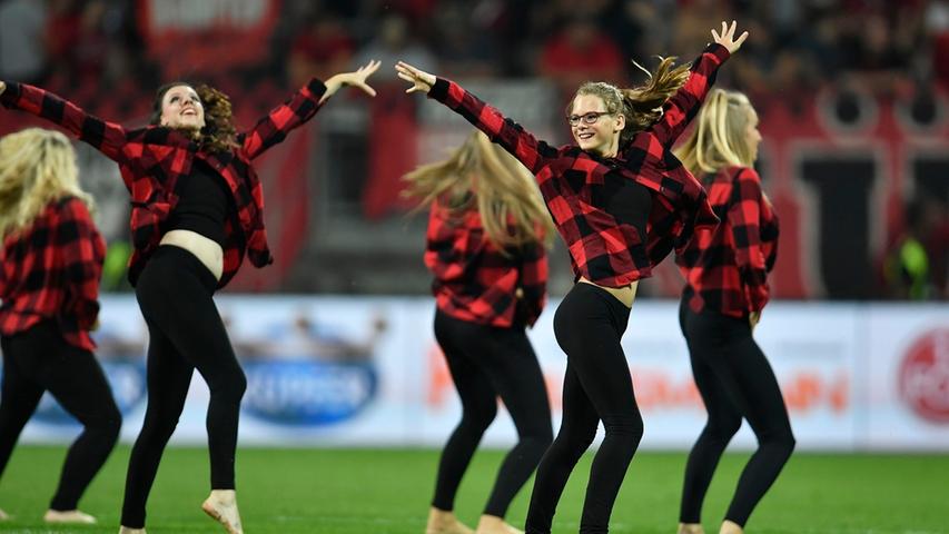 Gute Stimmung in der Halbzeit: Zu Beyoncé tanzen die Cheerleader auf dem Rasen im Nürnberger Stadion.