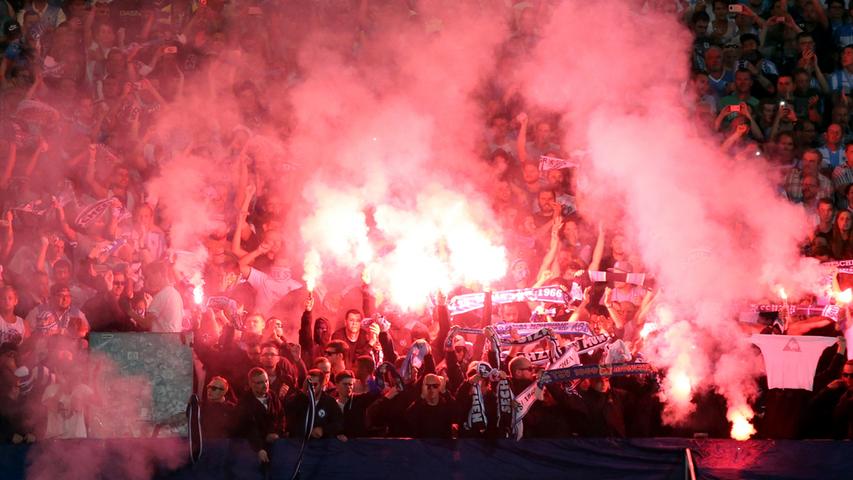 Zwischenzeitlich brennen die Fans der Münchner Löwen Bengalos ab. Das kann für die Sechziger teuer werden.