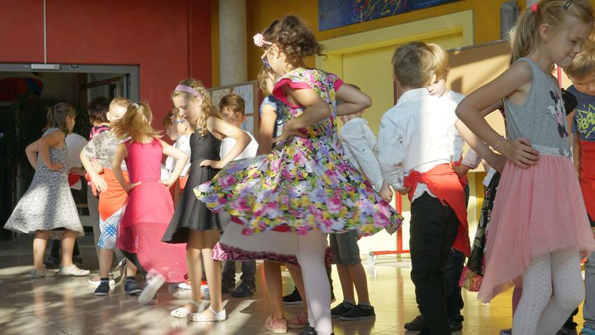 Für die Schulanfaänger hatten die Kinder höherer Klassen am Sonderpädagogischen Förderzentrum Tänze einstudiert.