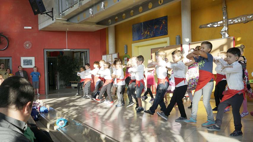 Für die Schulanfaänger hatten die Kinder höherer Klassen am Sonderpädagogischen Förderzentrum Tänze einstudiert.