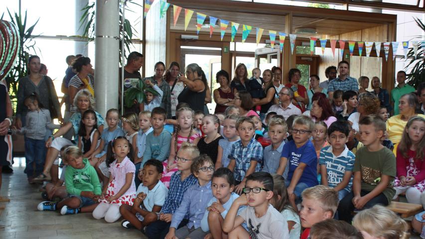 In der Grundschule Süd in Gunzenhausen versammelten sich die Schulanfänger, ihre Eltern und ihre Lehrer in der Aula.