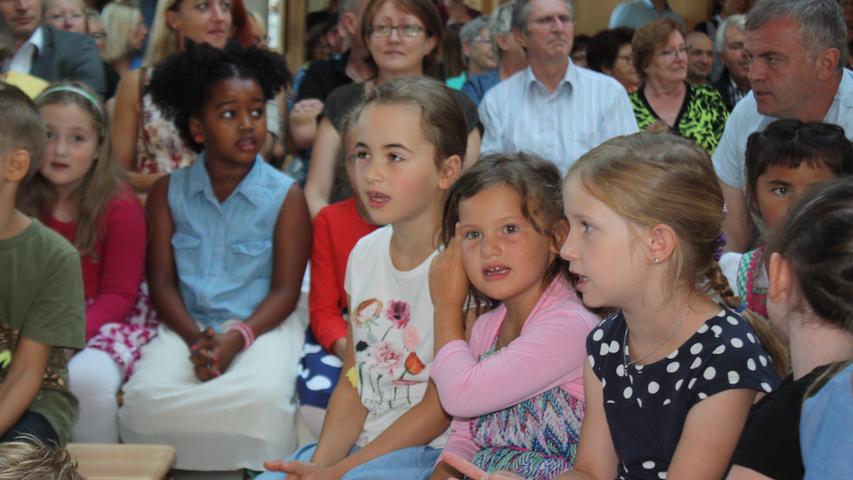Mehr oder weniger aufmerksam verfolgten die Erstklässler ihre Einschulungsfeier in der Aula der Grundschule Süd in Gunzenhausen.
