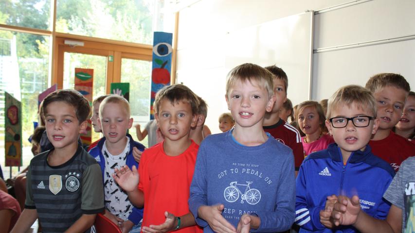 Mit dem Lied "Alle Kinder lernen lesen" hießen die Zweitklässler ihre neuen Mitschüler an der Gunzenhäuser Grundschule Süd willkommen.