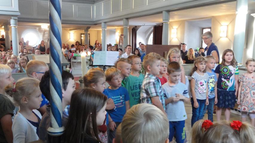 Zum Schulanfangsgottesdienst trafen sich die Kinder, Eltern und Lehrer der Grundschule Absberg in der Absberger Kirche.