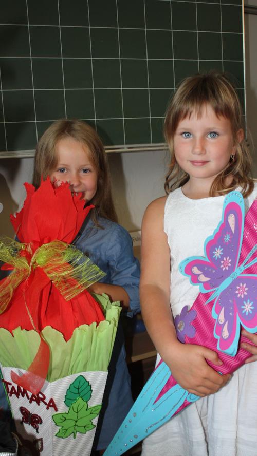 Aufregend war der erste Schultag in der Gunzenhäuser Grundschule Süd auch für diese beiden Mädchen.