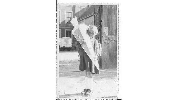 So eine große Schultüte darf man ruhig herzlich umarmen. Helga Burger freute sich am 2. September 1954 über ihre Einschulung.