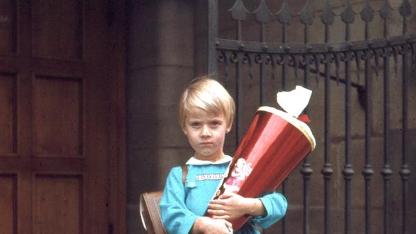Ein bisschen skeptisch blickt Petra Zwangzer auf diesem Erinnerungsfoto schon drein. Die Unsicherheit dürfte sich in den nächsten Tagen an der Volksschule Gibitzenhof - heute Pirckheimer-Gymnasium - aber schnell gelegt haben.
