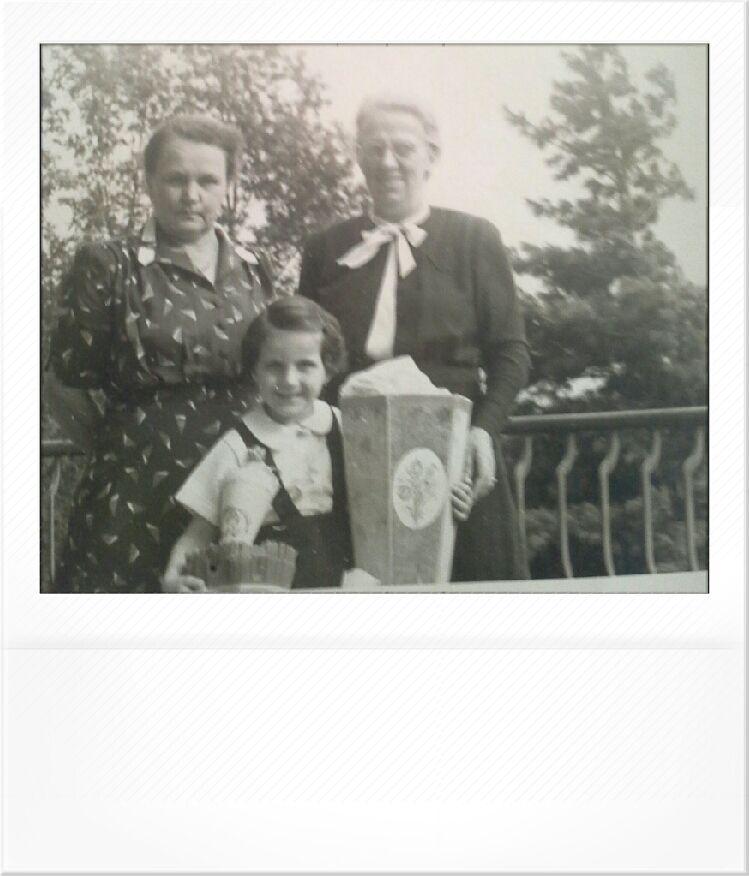 Eine langjährige NN-Leserin, die ihren Namen nicht online lesen will, wurde 1952 in Chemnitz eingeschult:"Gefeiert wurde sonntags, damit die 'Werktätigen' teilnehmen konnten, in meinem Falle die Großeltern, die Omis sind mit auf dem Foto auf unserem Balkon. Ich war ziemlich klein - die 'Zuckertüte' viel zu groß!"