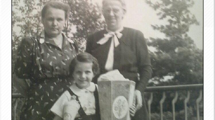 Eine langjährige NN-Leserin, die ihren Namen nicht online lesen will, wurde 1952 in Chemnitz eingeschult:"Gefeiert wurde sonntags, damit die 'Werktätigen' teilnehmen konnten, in meinem Falle die Großeltern, die Omis sind mit auf dem Foto auf unserem Balkon. Ich war ziemlich klein - die 'Zuckertüte' viel zu groß!"