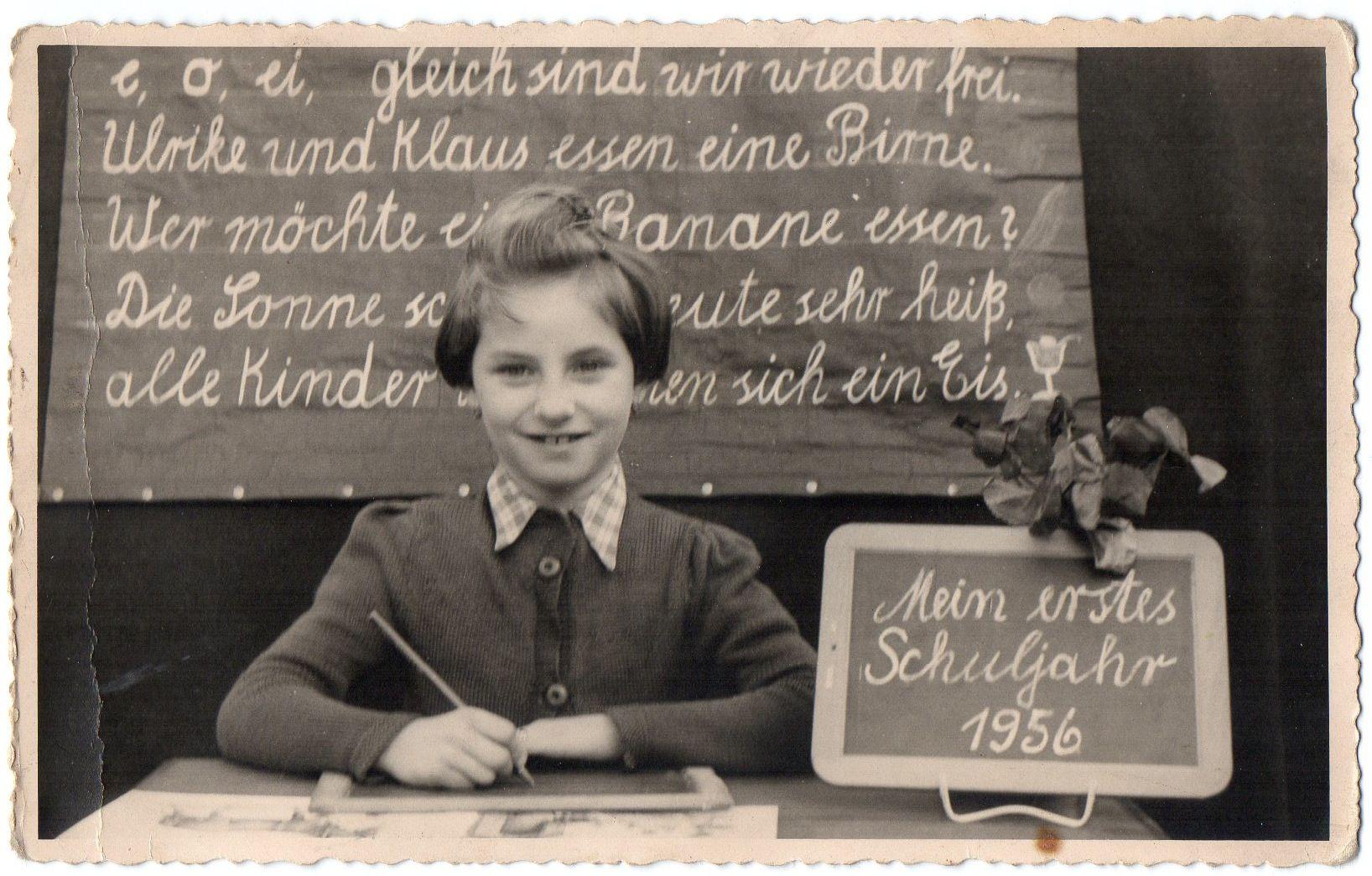 Die Tafel ist schon vollgeschrieben. Edith Anlage griff erstmals bei ihrer Einschulung 1956 zum Stift.