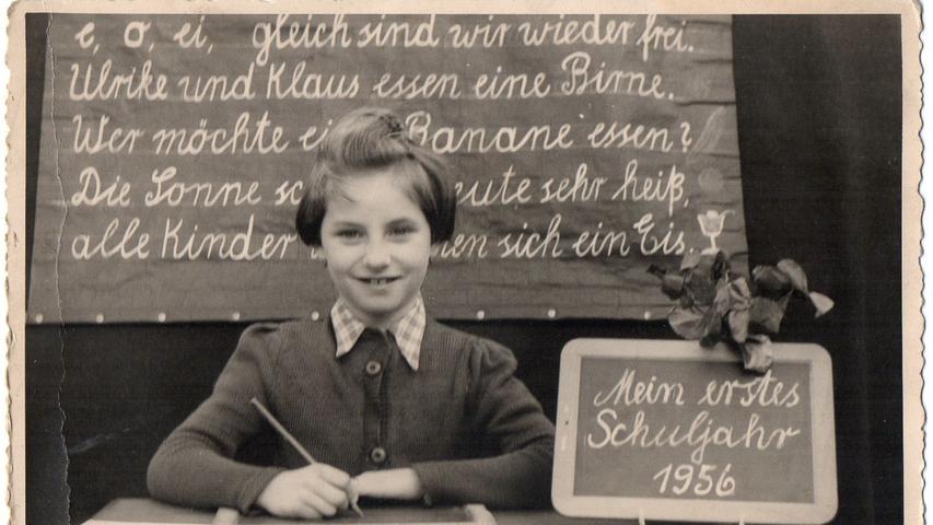 Die Tafel ist schon vollgeschrieben. Edith Anlage griff erstmals bei ihrer Einschulung 1956 zum Stift.