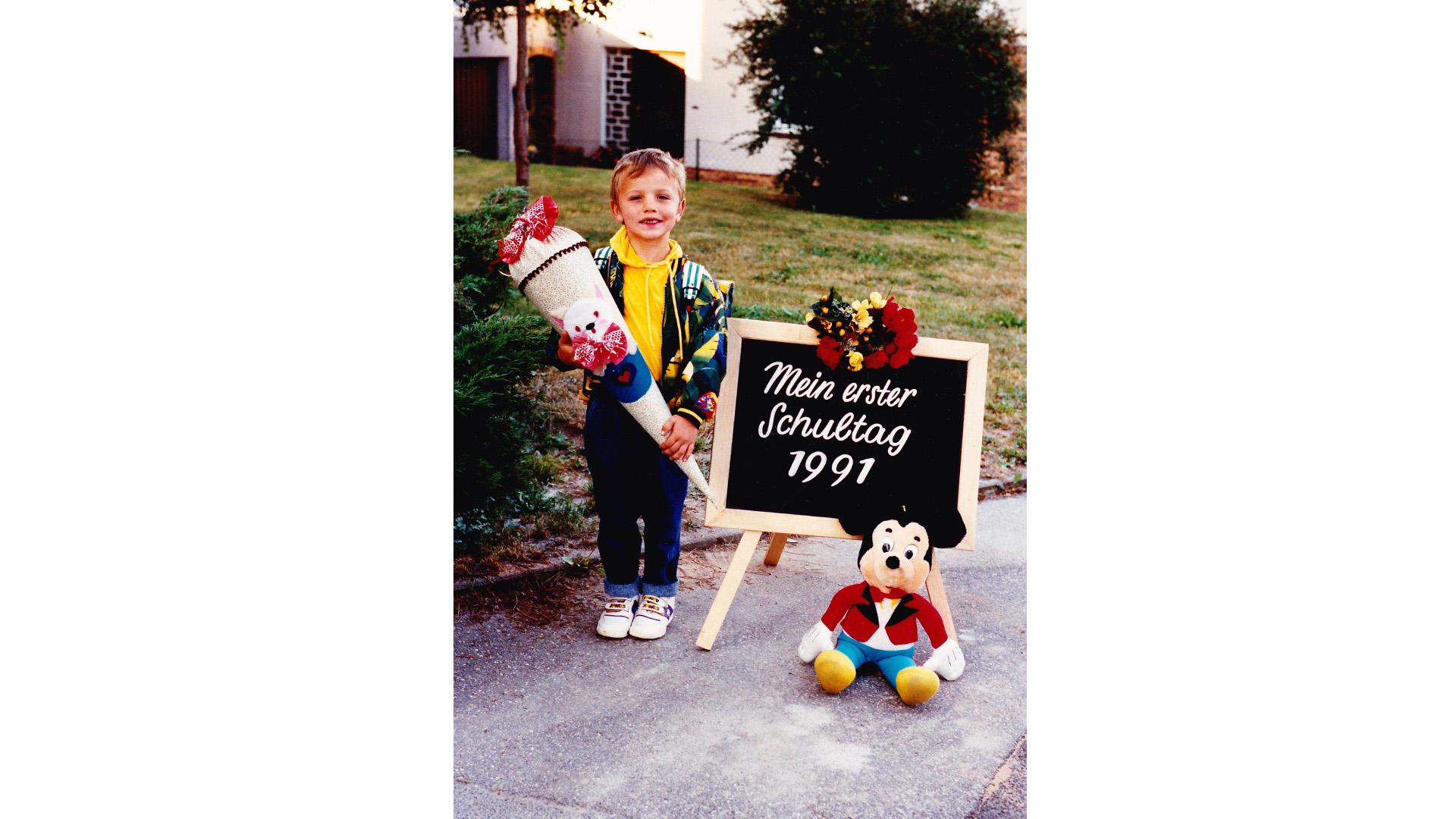Am 10.September 1991 war Patrick Kemper noch recht klein. "Heute ist das Bubele Geschäftsführer in Bangkok", lässt Vater Bernhard Kemper ausrichten. Hier posiert Patrick Kemper vor der Volksschule in Winkelhaid.