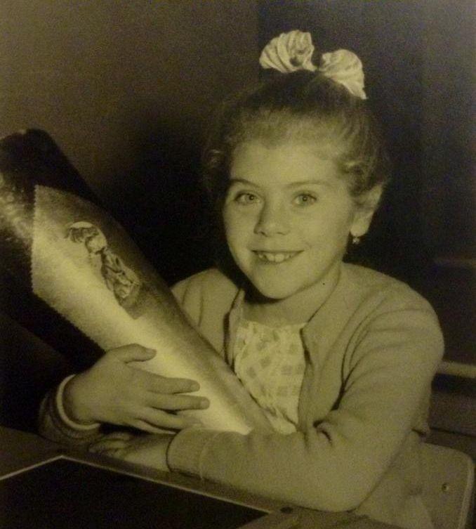 Lissy Gröner freut sich 1961 über ihren großen Tag.