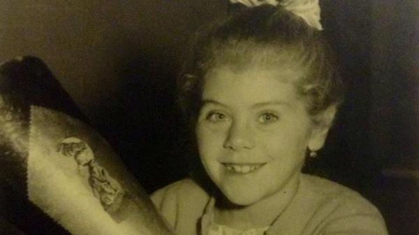 Lissy Gröner freut sich 1961 über ihren großen Tag.