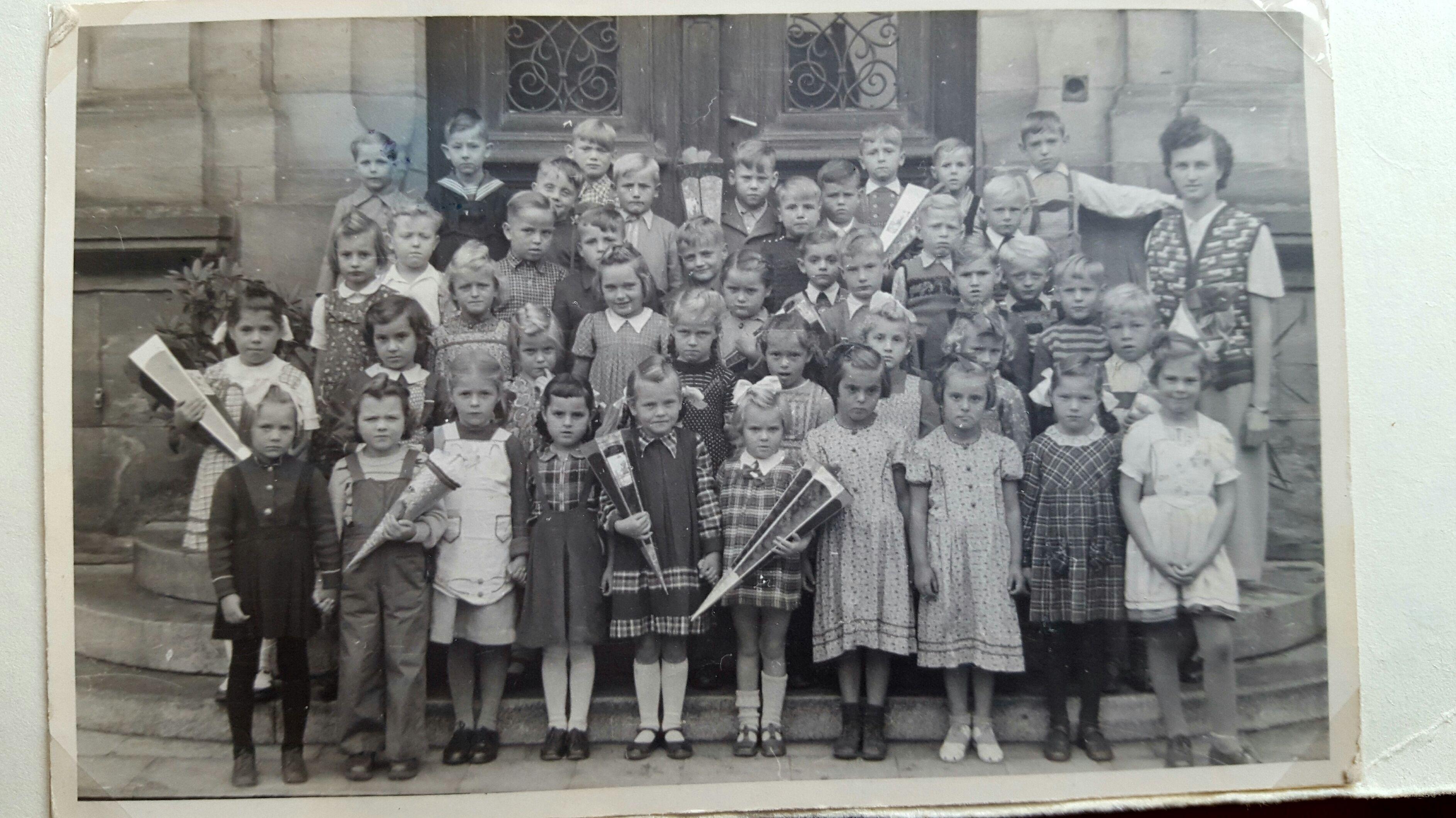  Den großen Tag haben diese Schulinder wohl höchst unterschiedlich empfunden. Manche scheinen sich zu freuen, andere wissen offenbar nicht recht, wie ihnen geschieht. Heidrun Stadelmann aus Ansbach (erste Reihe, Zweite von links) gehört zu den wenigen Kindern, die für das Erinnerungsfoto eine Schultüte präsentieren.