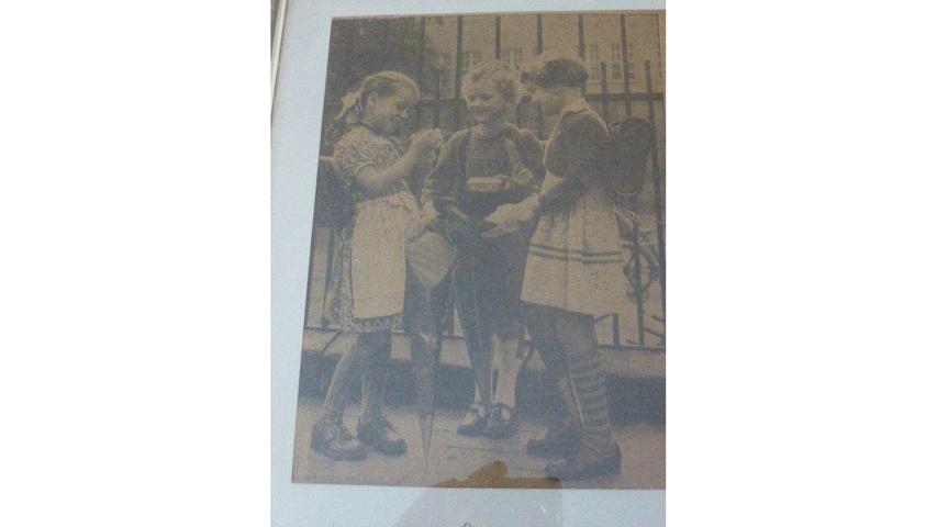 Drei gut gelaunte Mädchen am ersten Schultag. Elisabeth Bräun denkt gerne an ihre Einschulung im Septmber 1955 zurück.