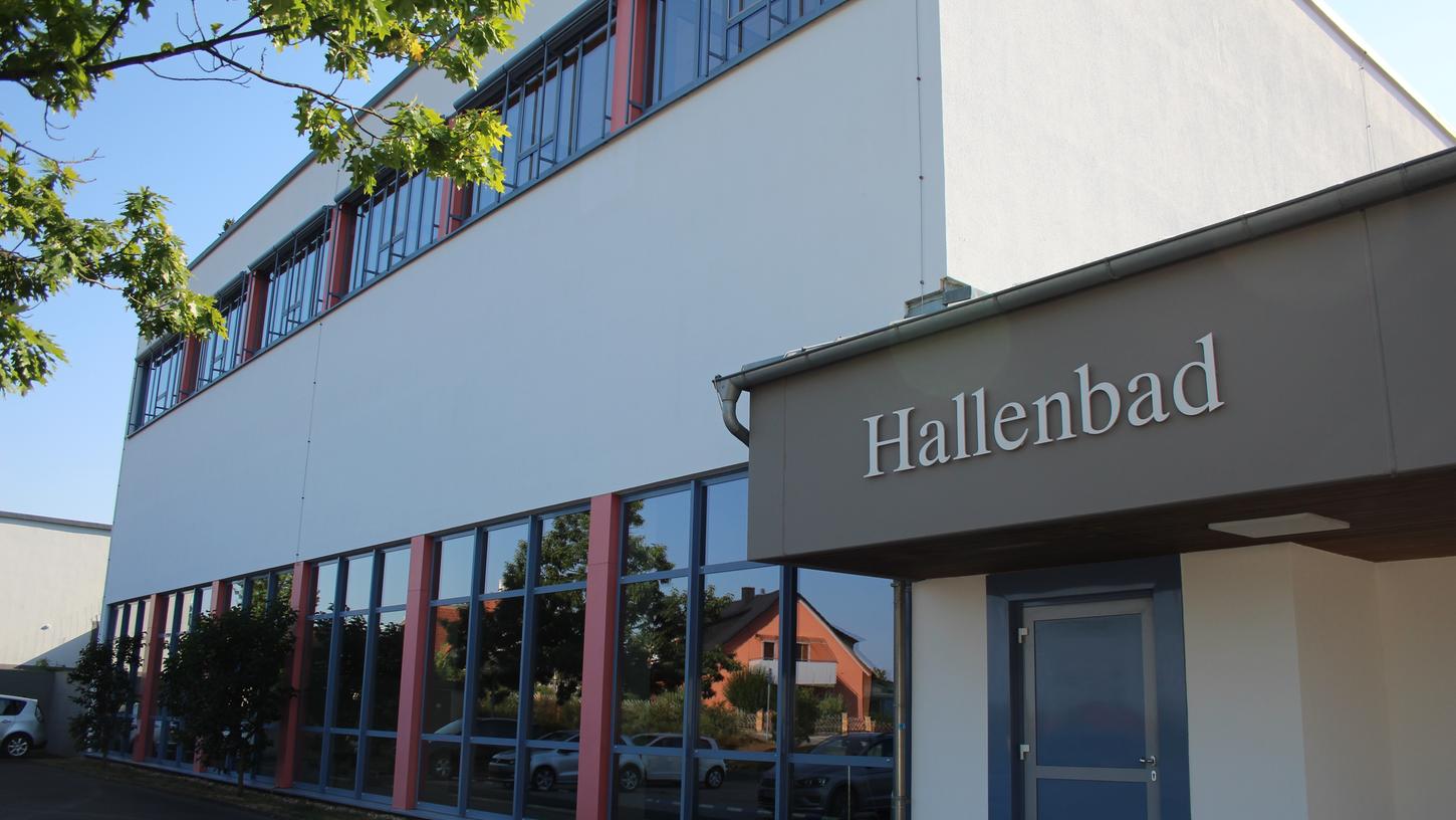 Trotz gepflegtem Äußeren ist das 1975 gebaute Bischberger Hallenbad sanierungsbedürftig.