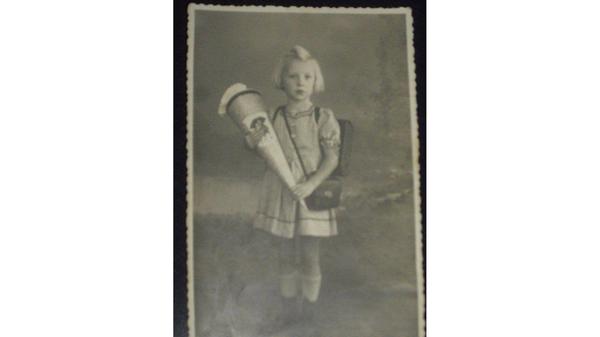 Am 9. April 1941 entstand dieses Foto, das Anne Körber (heute Moser) mit ihrer Schultüte zeigt.