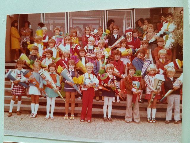 Farben über Farben - die 70er eben. "Im Herbst 1974 begann für unseren geburtenstarken Jahrgang 1968 der Ernst des Lebens in der Volksschule Wilburgstetten", erinnert sich Manuela Kluger aus Wilburgstetten. "Wir waren alle sehr aufgeregt und gespannt, was uns wohl erwarten wird!"