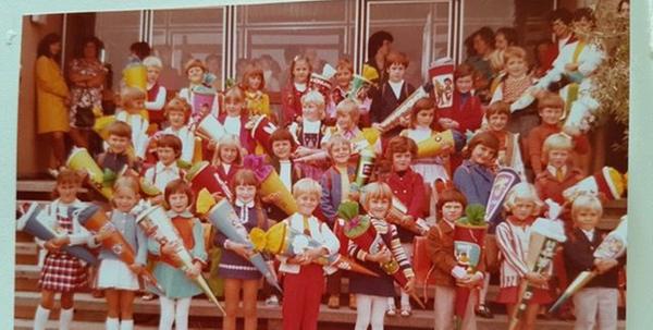 Farben über Farben - die 70er eben. "Im Herbst 1974 begann für unseren geburtenstarken Jahrgang 1968 der Ernst des Lebens in der Volksschule Wilburgstetten", erinnert sich Manuela Kluger aus Wilburgstetten. "Wir waren alle sehr aufgeregt und gespannt, was uns wohl erwarten wird!"