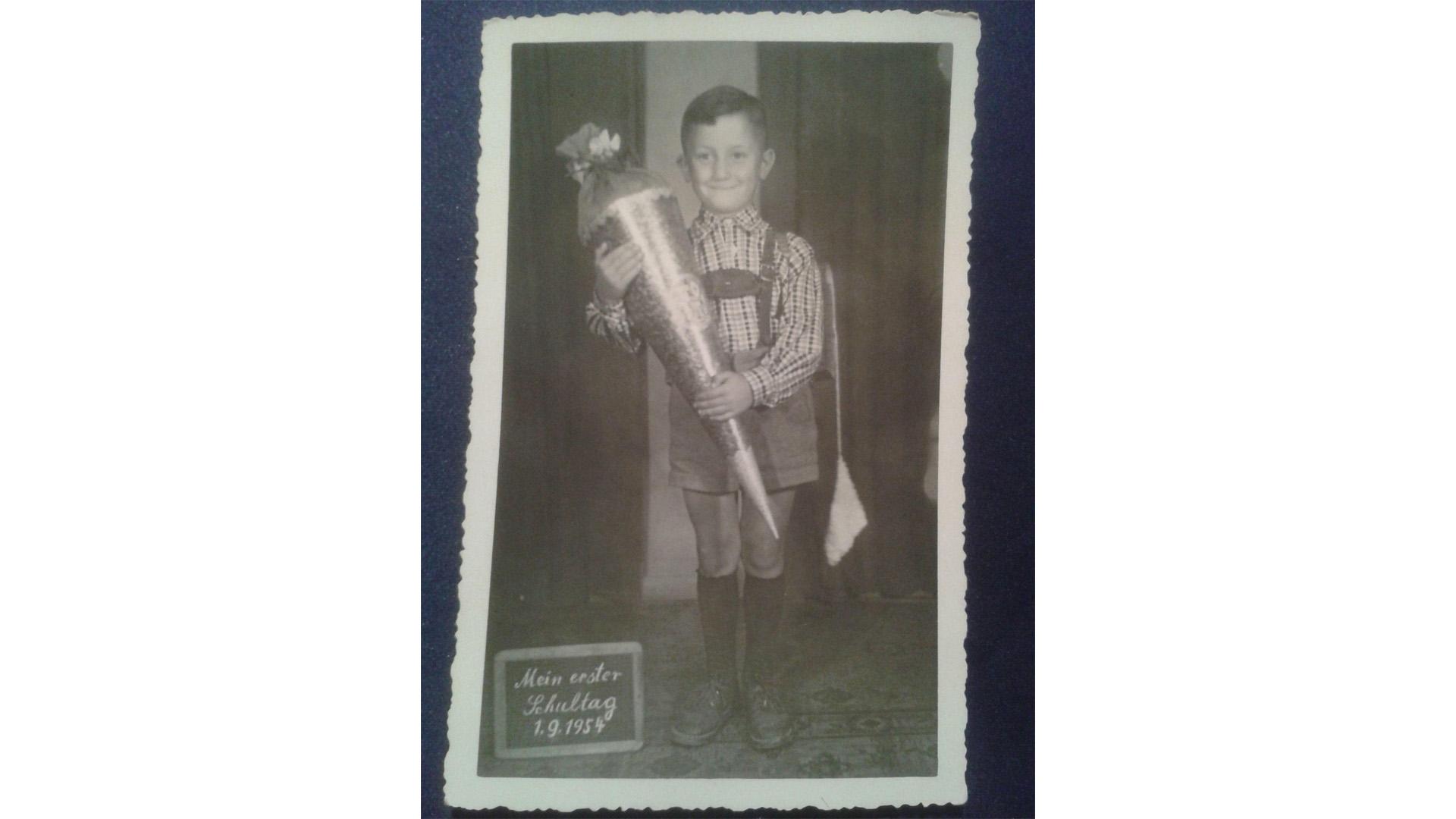 In Lederhose und mit einem zufriedenen Lächeln im Gesicht: Gerhard Kisslinger aus Oberasbach hatte sichtlich Spaß an seinem ersten Schultag.