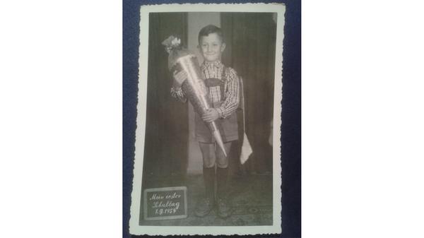 In Lederhose und mit einem zufriedenen Lächeln im Gesicht: Gerhard Kisslinger aus Oberasbach hatte sichtlich Spaß an seinem ersten Schultag.