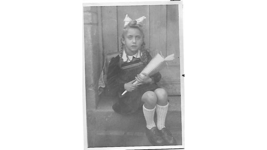 Gerda Thorn bei ihrer Einschulung am 1. September 1947. Die nächsten Jahre lernte sie an der Frauenschule in Fürth.