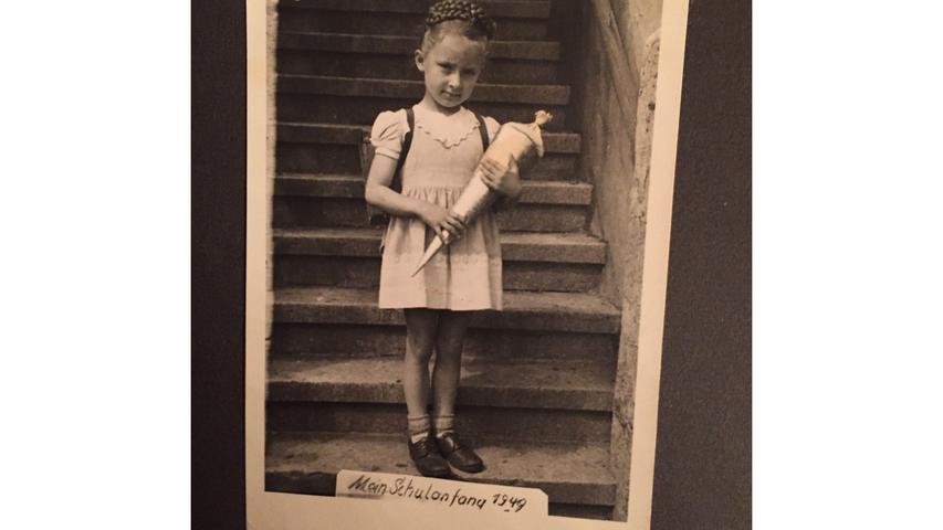 Schultüten waren keine Selbstverständlichkeit - auch 1949 nicht. "Die Schultüte war nicht einmal meine eigene!", erinnert sich Gerlinde Maaß aus Erlangen. "Der Fotograf verlieh sie an Kinder, deren Eltern - wohl aus finanziellen Gründen - keine Schultüte kaufen konnten. So war das eben in der Zeit!"