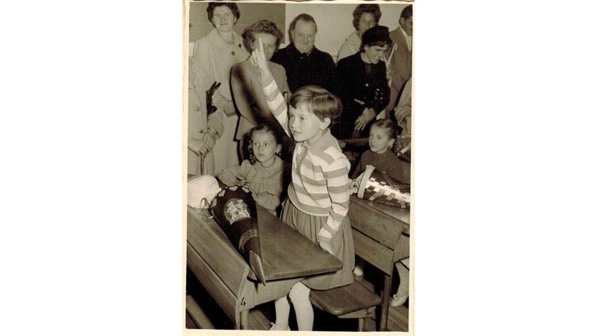 Schon am ersten Schultag fleißig am Melden: Cornelia Graßl (geb. Nistler) aus Hersbruck, die ab September 1960 die Volksschule Hersbruck besuchte.