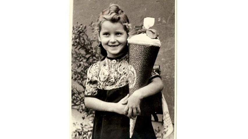 So fröhlich strahlt "Schulkind Anni" (Anna Wamser aus Nürnberg) zum Schulbeginn 1950.